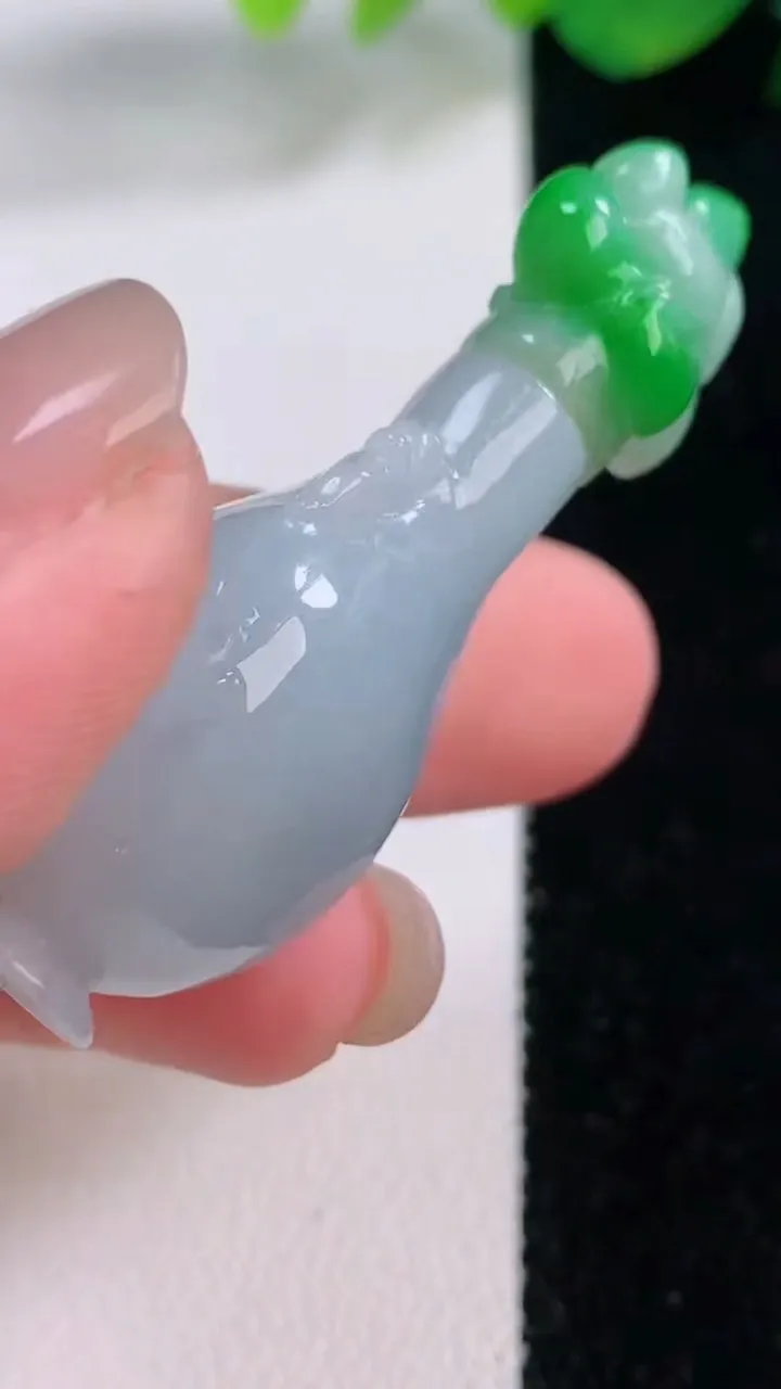 天然A货翡翠花瓶小摆件，尺寸48.8-21.4-12.7，重量:17.78g
12月1日