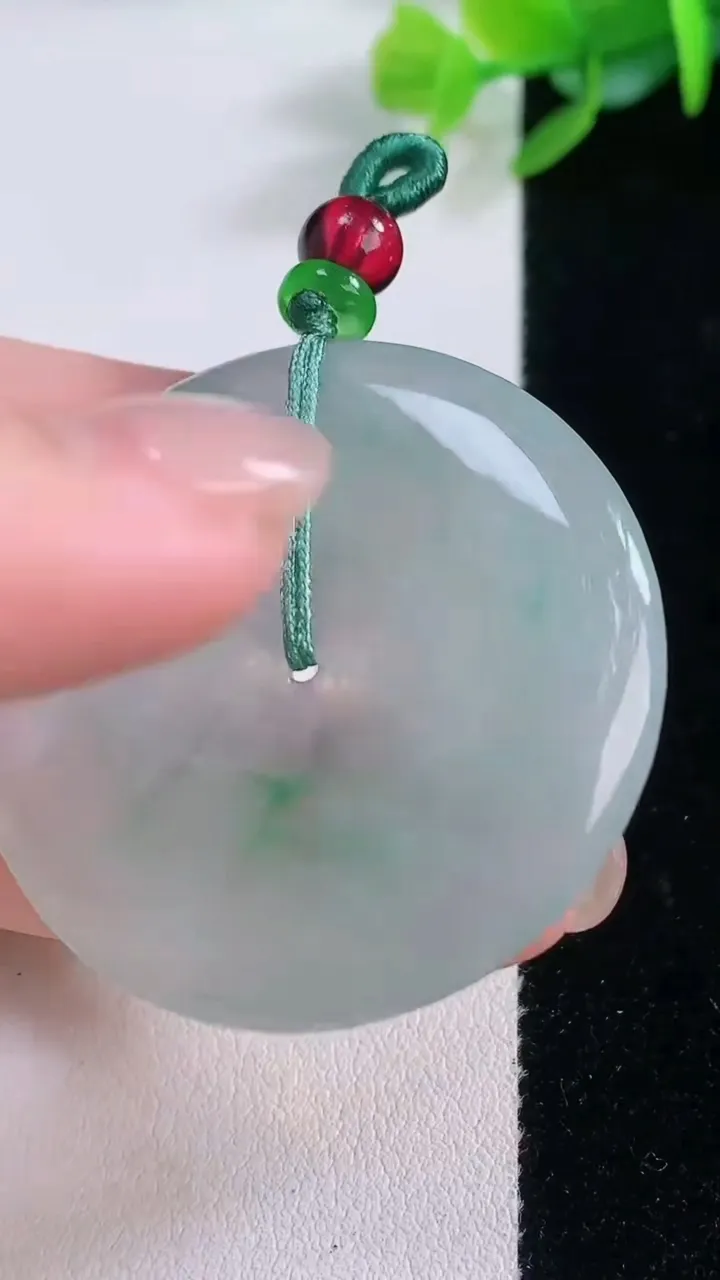 天然A货翡翠平安扣吊坠，尺寸40-5，重量18.24g
12月1日