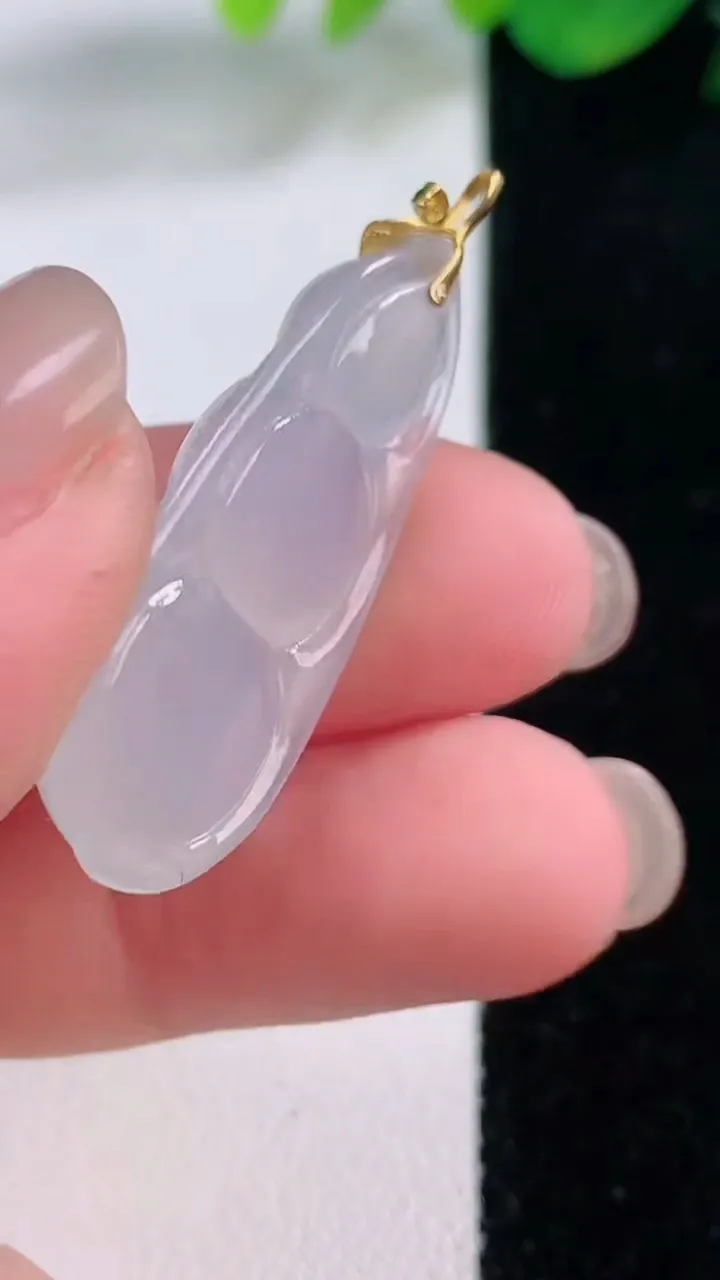 天然A货翡翠种白冰福豆吊坠，尺寸32.4-14.8-6，重量:5.12g
12月1日