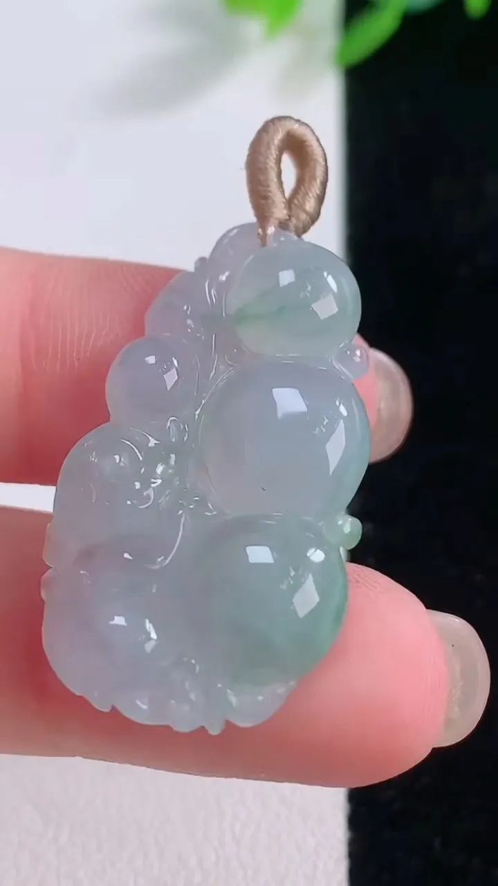 天然A货翡翠冰种飘花灵猴献瑞 生肖猴吊坠，尺寸31-17.4-4.9，重量:5.02g
12月1日