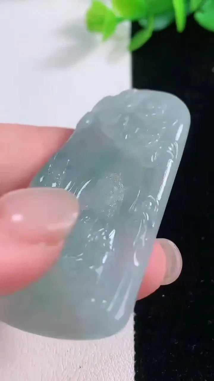 天然A货翡翠冰种飘花大日如来吊坠，尺寸54.4-34-5，重量:20.00g
12月1日