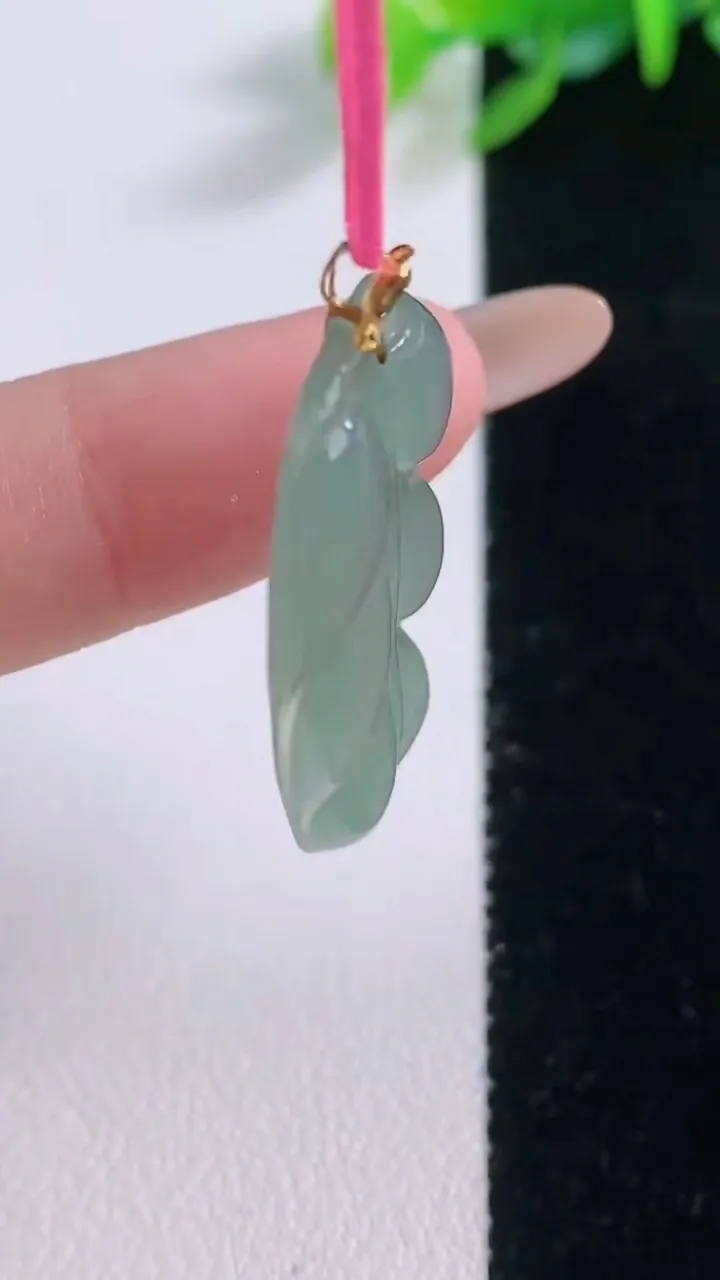 天然A货翡翠金枝玉叶 叶子吊坠，尺寸34.5-17.6-3.6，重量:4.20g
12月1日