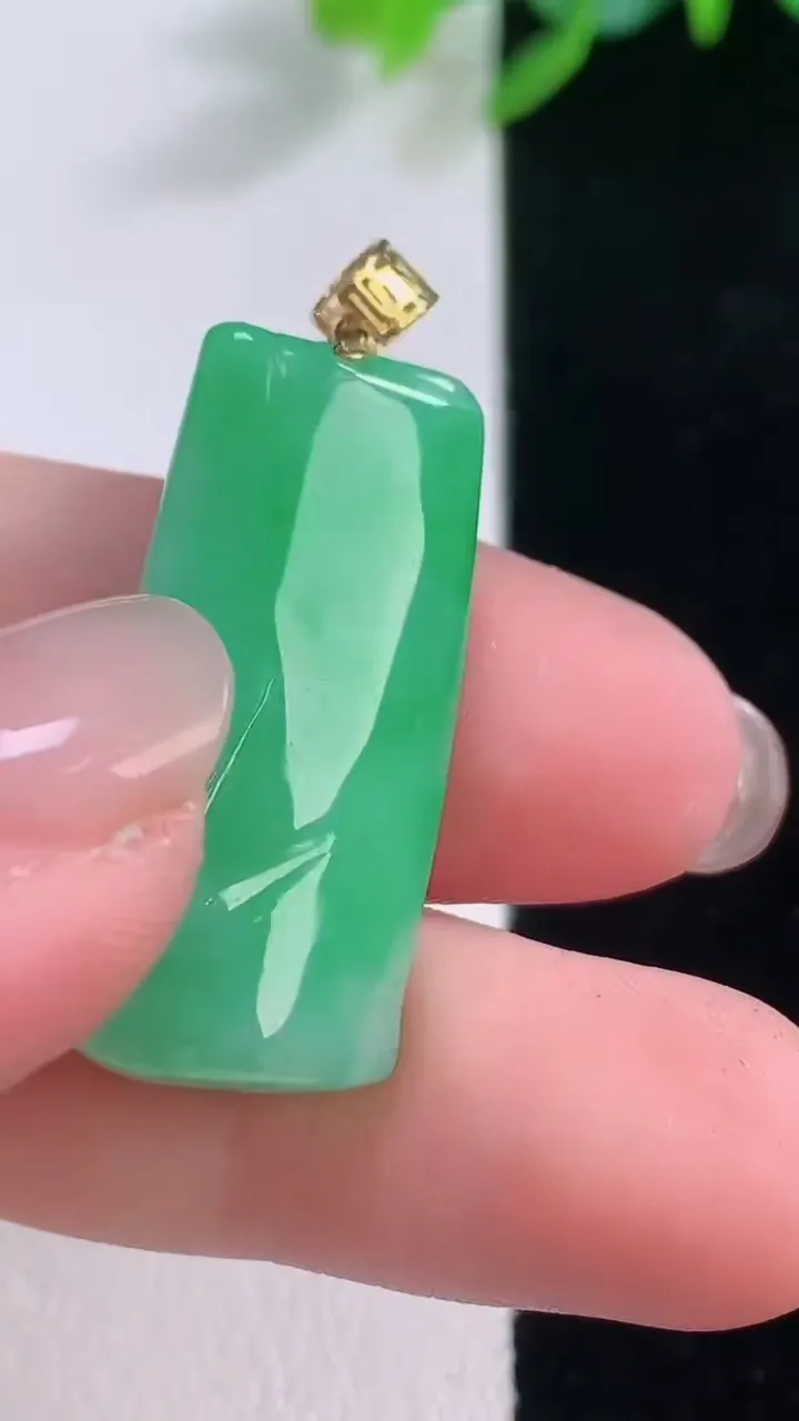 天然A货翡翠节节高升 竹节吊坠，尺寸29.6-13.3-8.2，重量:7.43g
12月1日