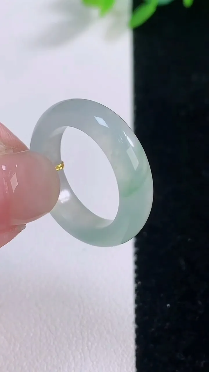 天然A货翡翠冰种飘花指环 戒指，尺寸16.8-5.2-3.4，重量:3.71g2025年12月1日
