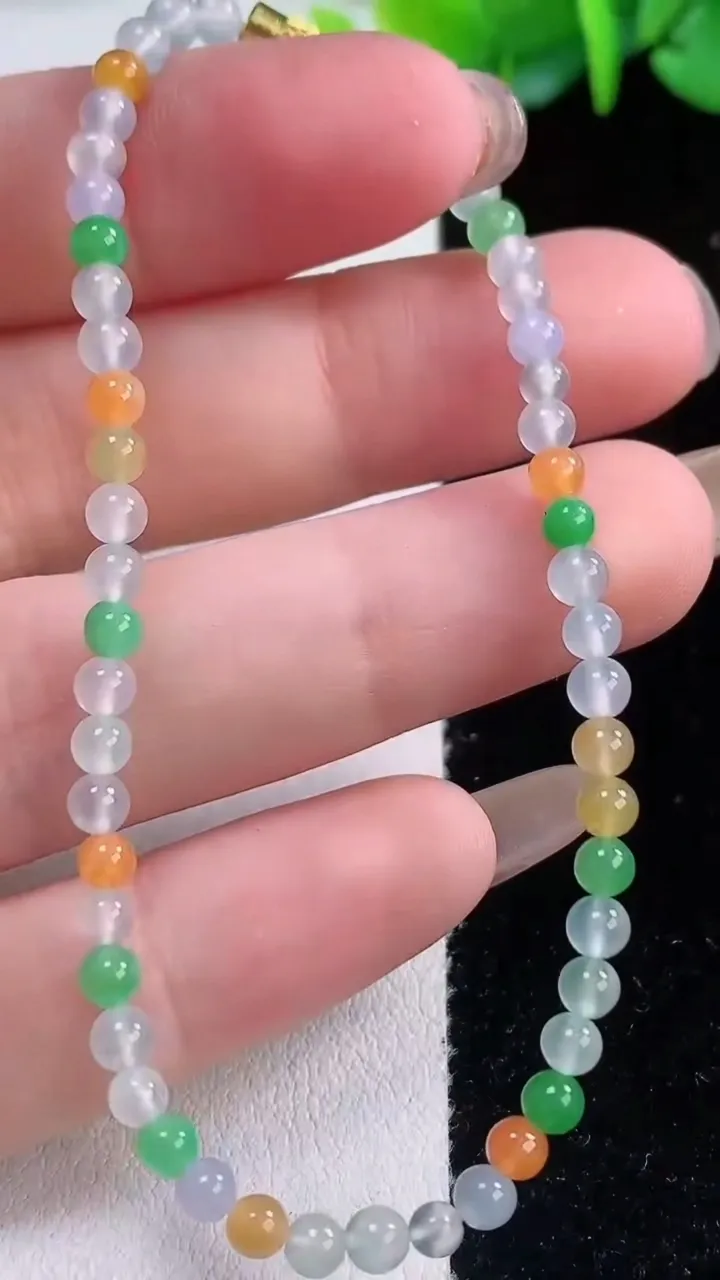 天然A货翡翠种三彩小米圆珠手串52颗，尺寸3.3，重量:4.53g12月1日
工厂直销收藏佳品,种好水足，色泽均匀，有种有色，上手高大气！