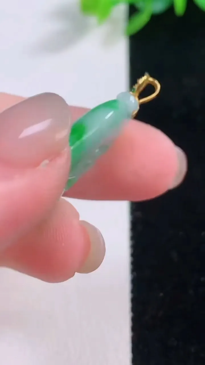 天然A货翡翠如意吊坠，尺寸27.3-17.5-5，重量:5.00g
12月1日