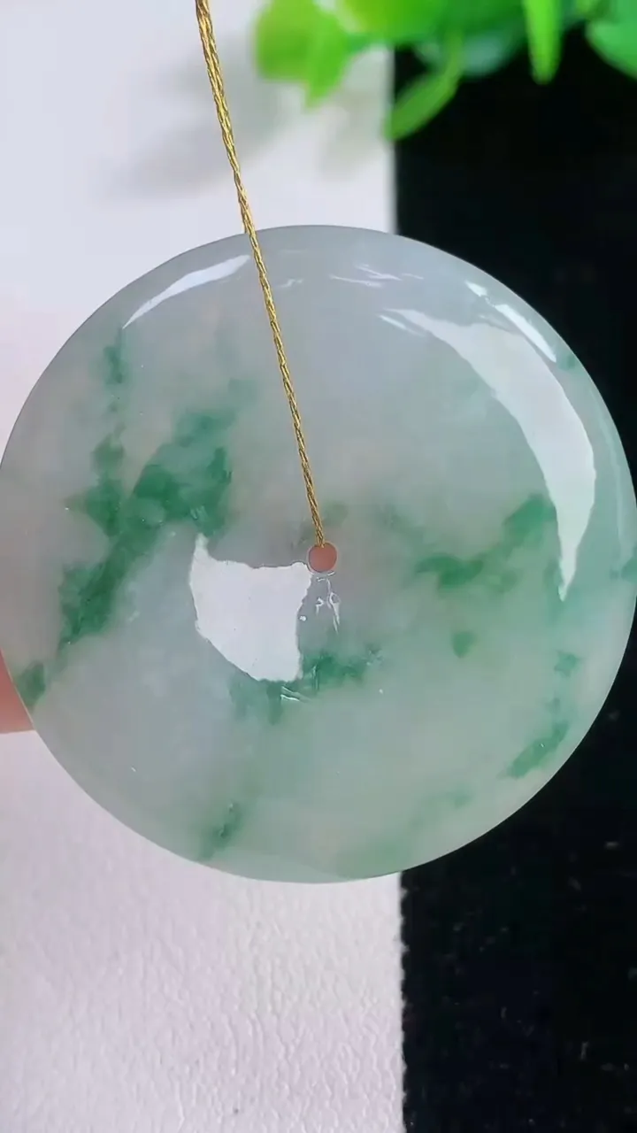 天然A货翡翠冰种飘花平安扣吊坠，尺寸37.3-5.7，重量:16.95g
12月1日