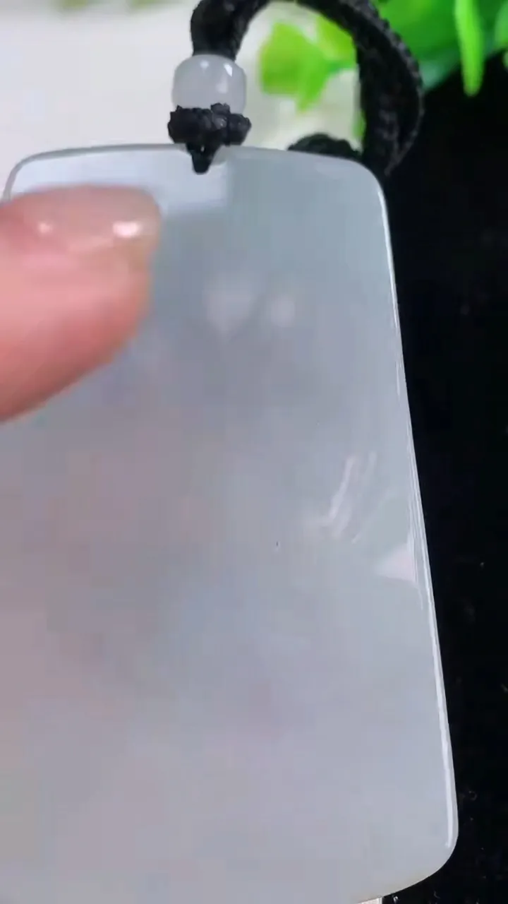 天然A货翡翠大势至观音菩萨吊坠，尺寸63.8-42.5-5，重量:36.95g
12月1日