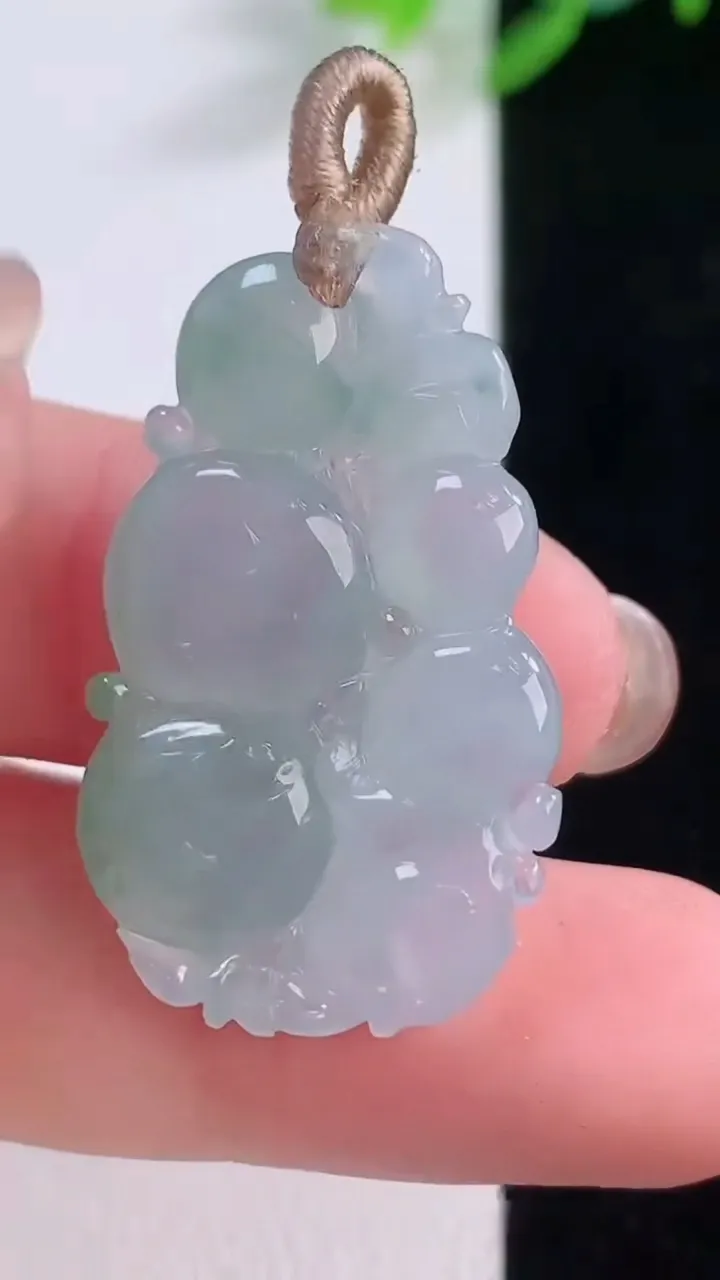 天然A货翡翠冰种飘花灵猴献瑞 生肖猴吊坠，尺寸31-17.4-4.9，重量:5.02g
12月1日