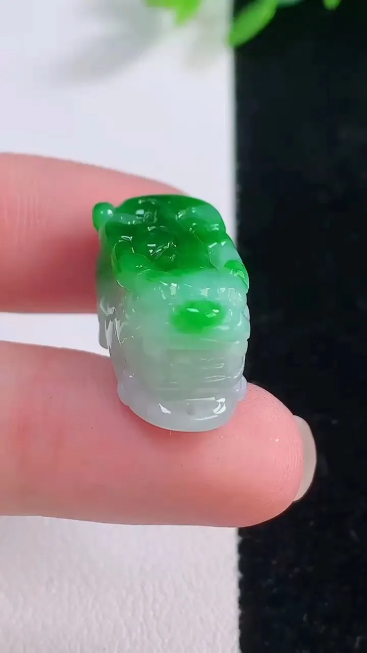 天然A货翡翠貔貅吊坠，尺寸20.8-11.3-12.7，重量:7.94g
12月1日