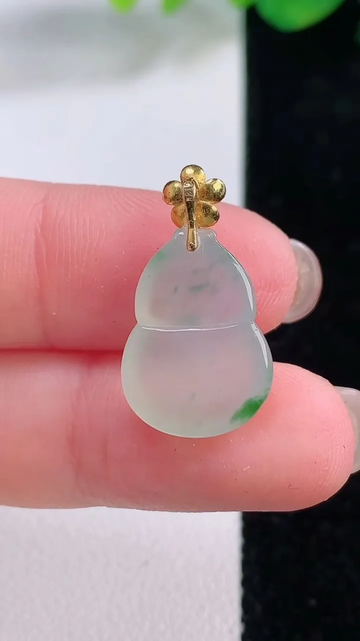 天然A货翡翠种飘花葫芦吊坠，尺寸17-12.7-4.7，重量:2.08g
12月1日