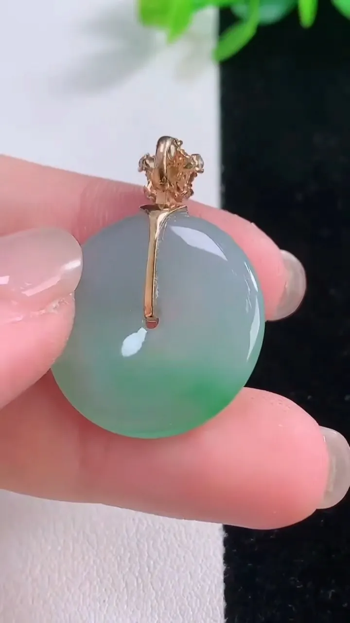 天然A货翡翠平安扣吊坠，尺寸22.7-3.7，重量:4.74g
12月1日