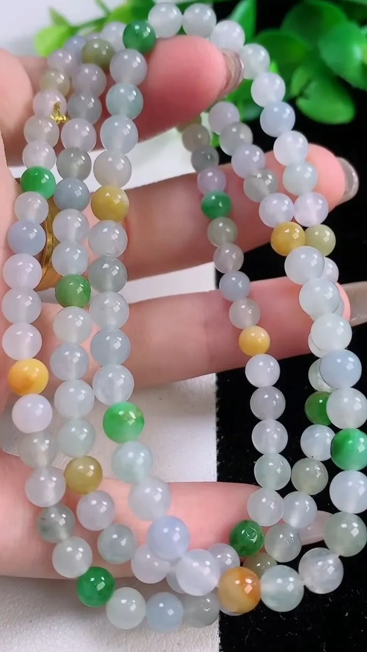 天然A货翡翠冰种三彩圆珠项链117颗，尺寸5.8，重量:33.93g
12月1日