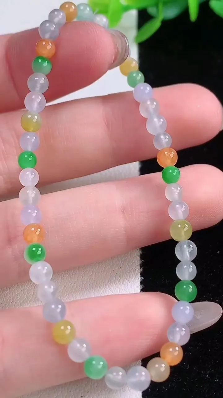 天然A货翡翠种三彩小米圆珠手串52颗，尺寸3.3，重量:3.90g12月1日
工厂直销收藏佳品,种好水足，色泽均匀，有种有色，上手高大气！