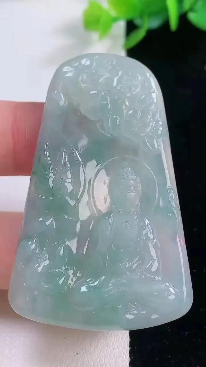 天然A货翡翠冰种飘花大日如来吊坠，尺寸54.4-34-5，重量:20.00g
12月1日