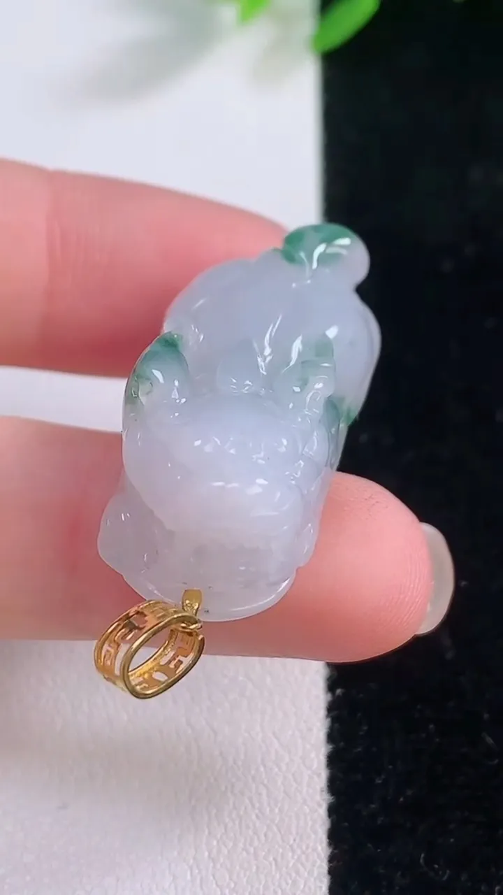 天然A货翡翠种飘花貔貅吊坠，尺寸31.4-15-12.4，重量:12.10g
12月1日