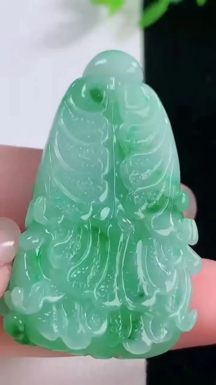 天然A货翡翠白菜吊坠，尺寸45-27.4-9.6，重量:22.88g
12月1日