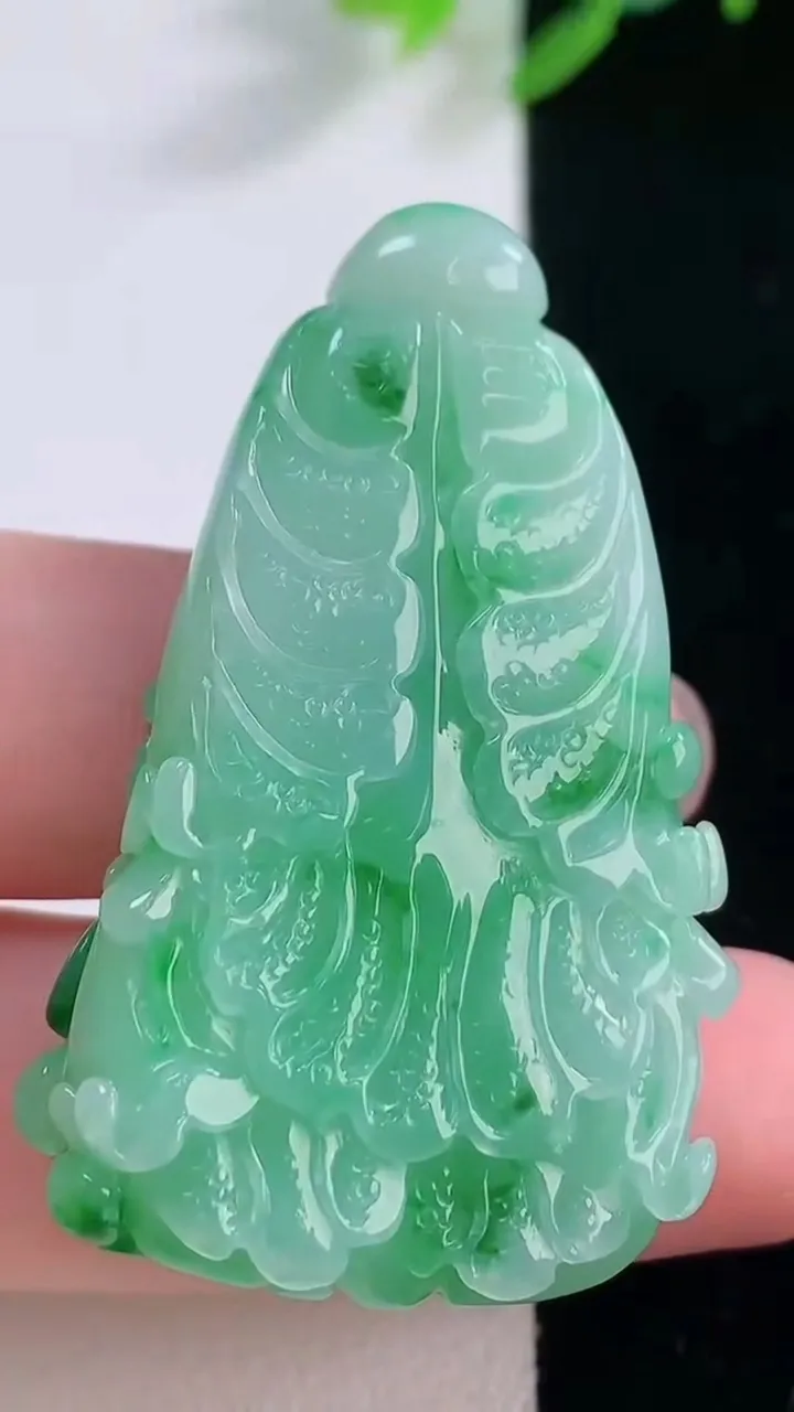 天然A货翡翠白菜吊坠，尺寸45-27.4-9.6，重量:22.88g
12月1日