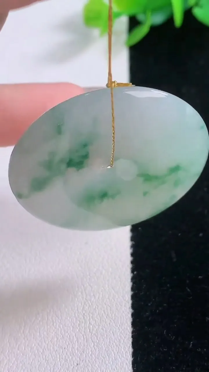 天然A货翡翠冰种飘花平安扣吊坠，尺寸37.3-5.7，重量:16.95g
12月1日