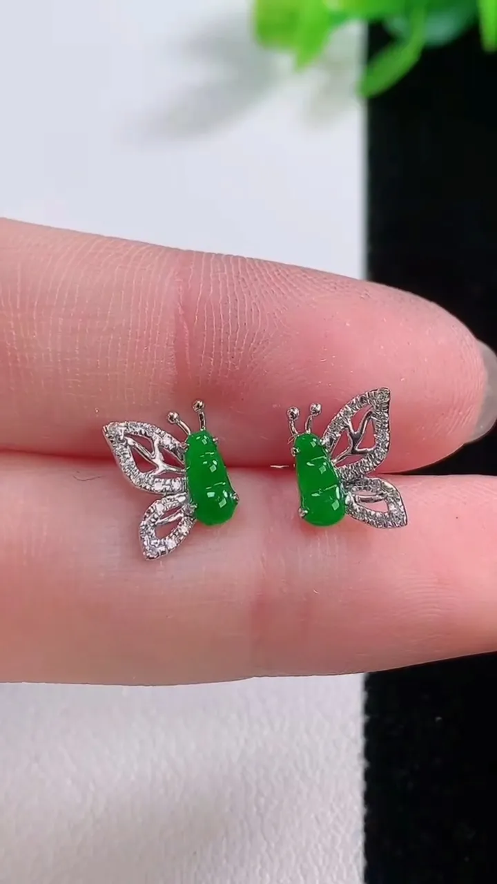 天然A货翡翠蝴蝶 福豆耳钉，尺寸5.8-3，重量:0.96g
12月1日