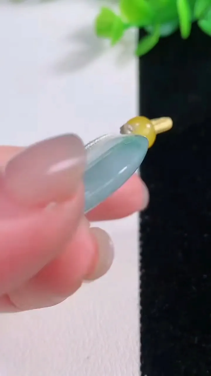 天然A货翡翠冰种飘花平安扣吊坠，尺寸38.4-5.7，重量:18.54g
12月1日