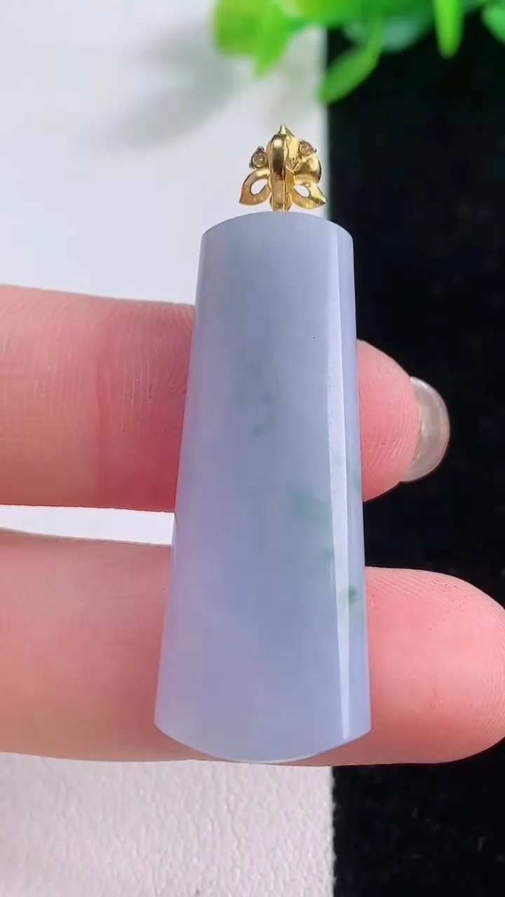 天然A货翡翠种紫罗兰 飘花平安柱吊坠，尺寸36.4-13.6-6，重量:7.63g
12月1日