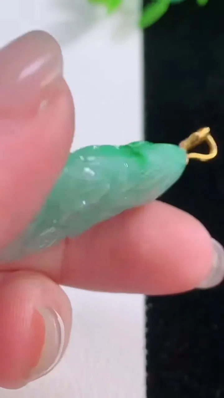 天然A货翡翠白菜吊坠，尺寸32.7-25.3-8，重量:11.23g
12月1日