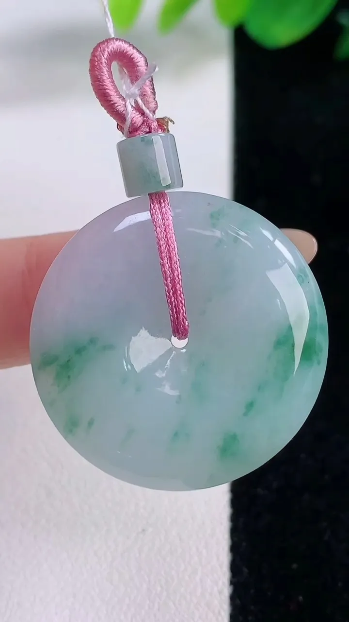 天然A货翡翠飘花平安扣吊坠，尺寸28.7-5.6，重量:10.22g
12月1日