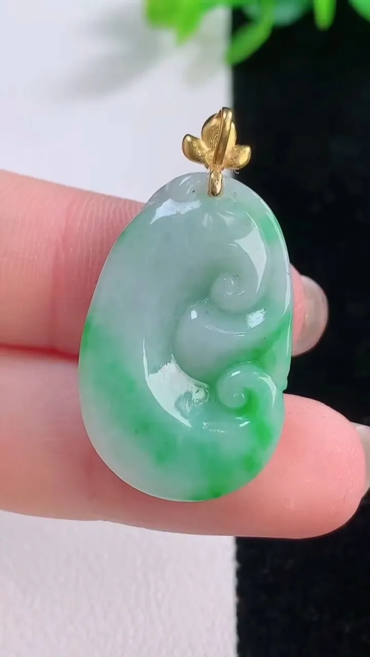 天然A货翡翠如意吊坠，尺寸27.3-17.5-5，重量:5.00g
12月1日