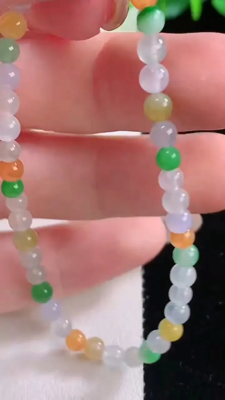 天然A货翡翠种三彩小米圆珠手串52颗，尺寸3.3，重量:3.90g12月1日
工厂直销收藏佳品,种好水足，色泽均匀，有种有色，上手高大气！