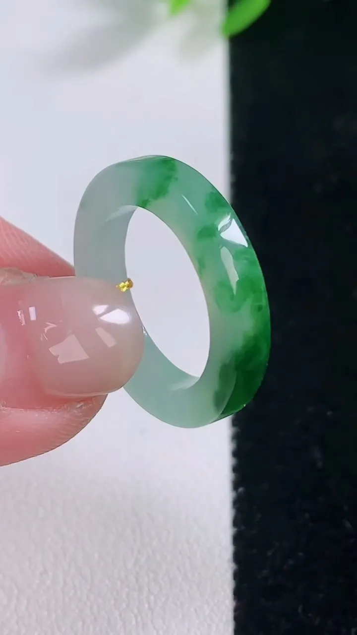 天然A货翡翠花方形指环 戒指，尺寸16.8-3.5-3.2，重量:2.98g2025年12月1日
工厂直销收藏佳品,种好水足，色泽均匀，有种有色，上手高大气！