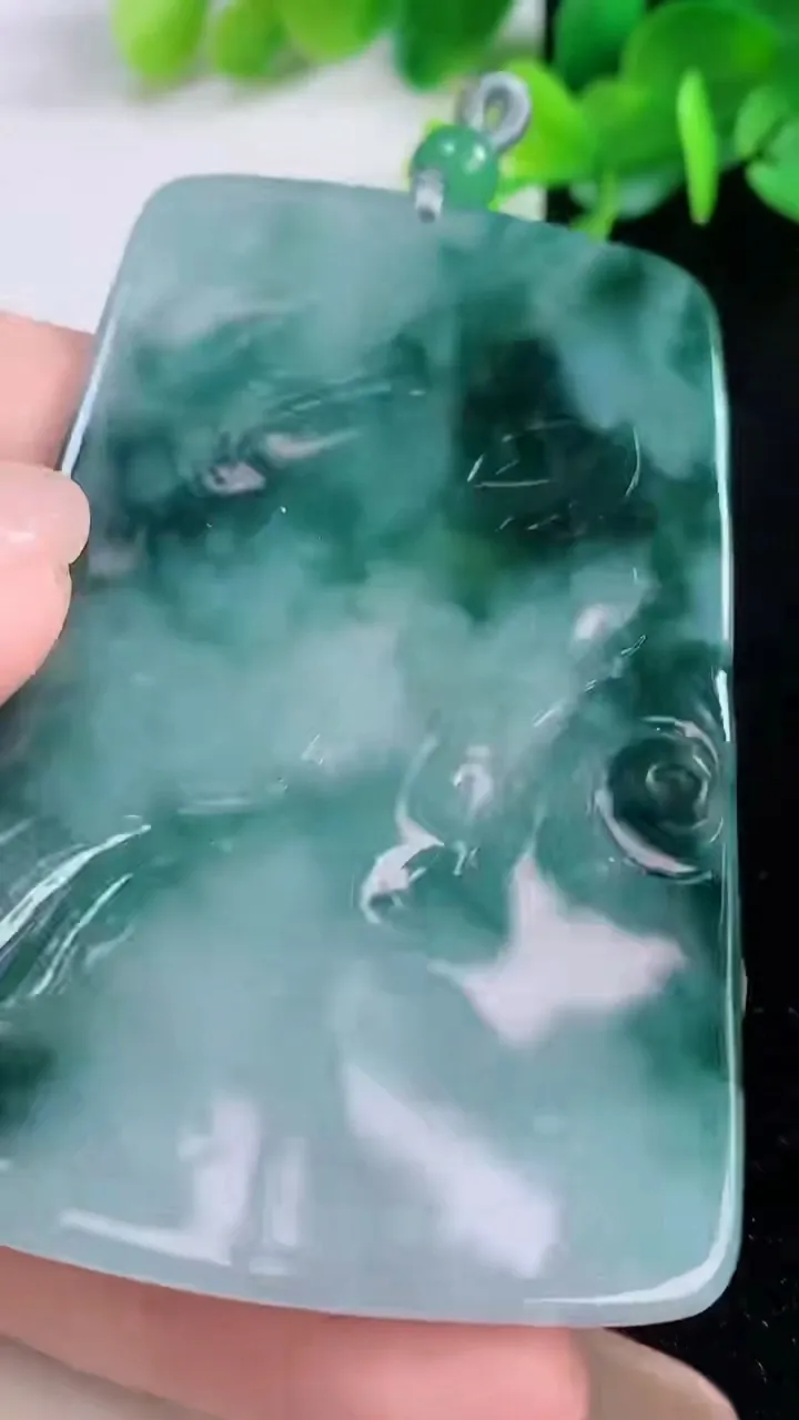 天然A货翡翠冰种飘花祥龙观音菩萨吊坠，尺寸72.5-46-4.8，重量:42.99g
12月1日