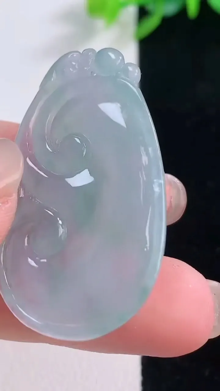 天然A货翡翠如意吊坠，尺寸40-23-5.5，重量:8.79g
12月1日