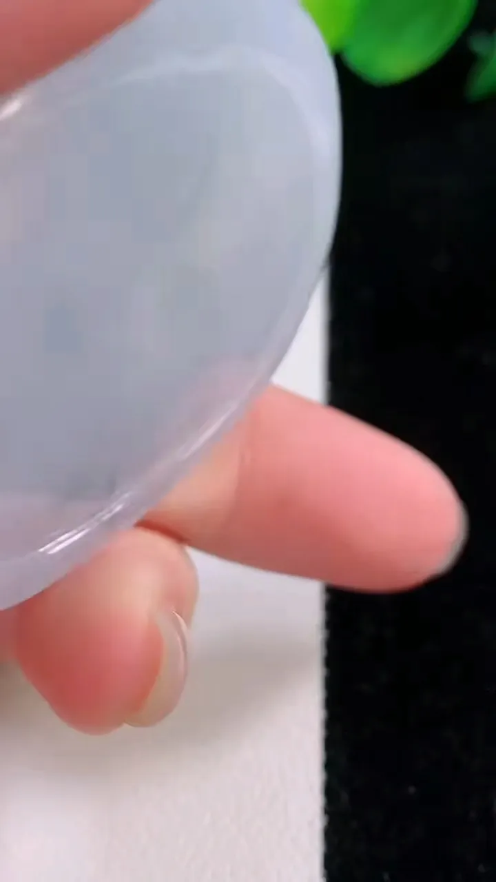 天然A货翡翠飘花生肖猪吊坠，尺寸49.4-44-5.6，重量:21.56g
12月1日