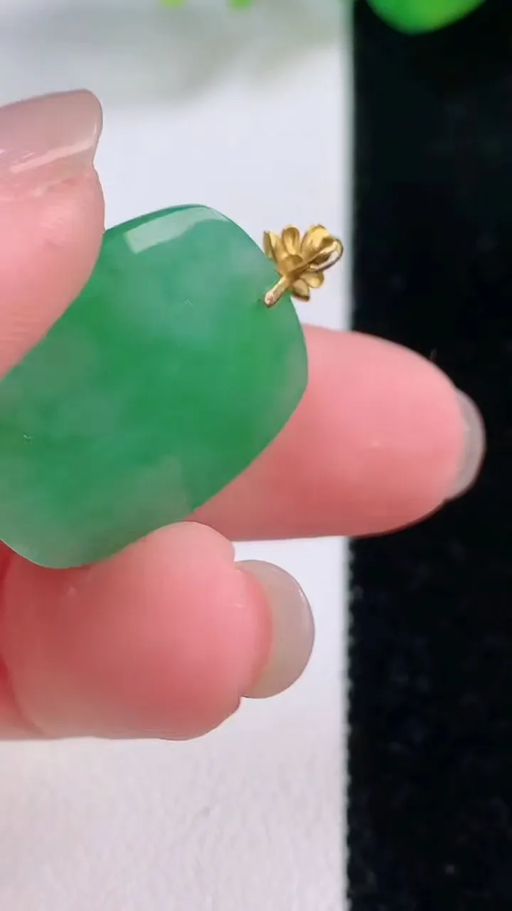 天然A货翡翠无事牌吊坠，尺寸22.7-18-5.3，重量:4.69g
12月1日