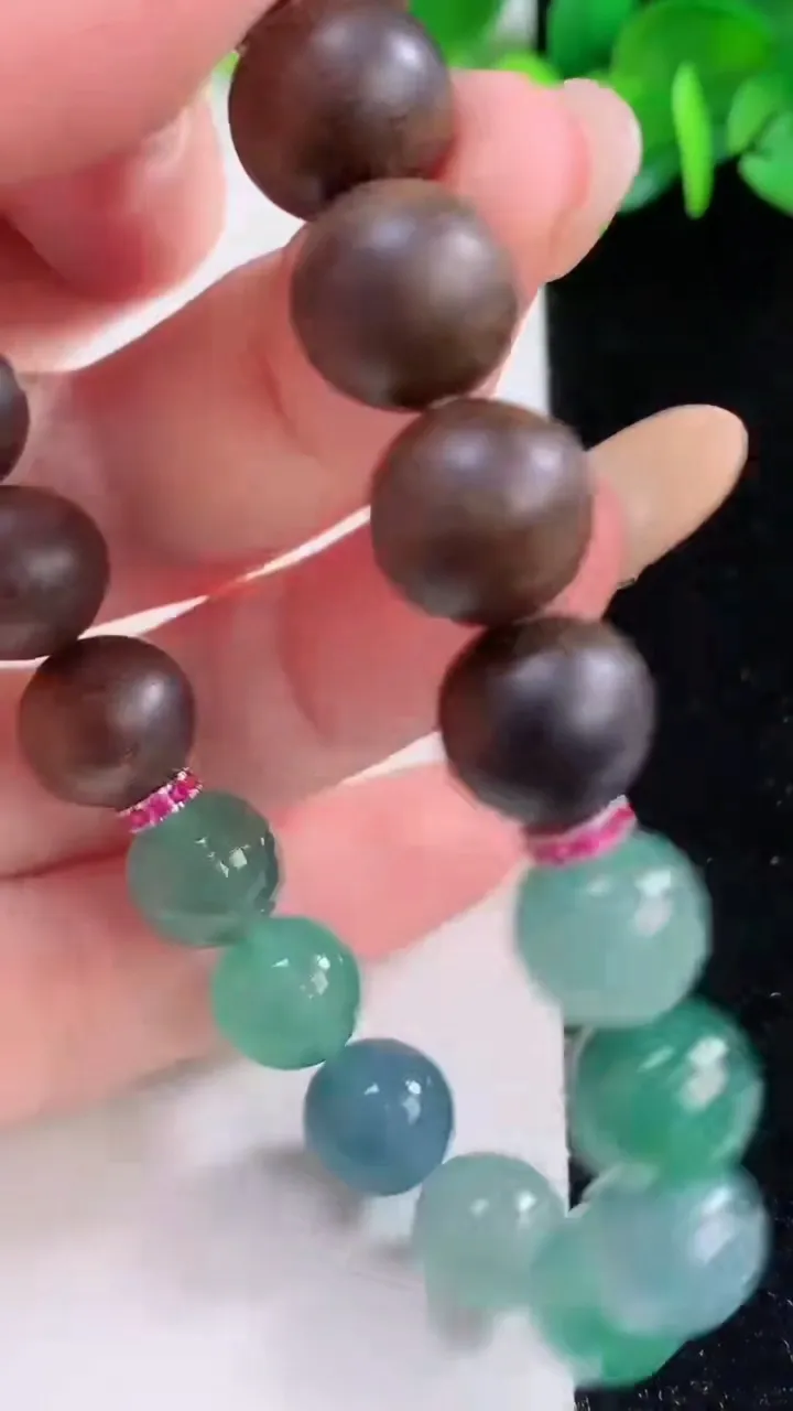 天然A货翡翠种双彩紫罗兰圆珠檀香手串8颗，尺寸9.6，重量:22.54g12月1日
工厂直销收藏佳品,种好水足，色泽均匀，有种有色，上手高大气！