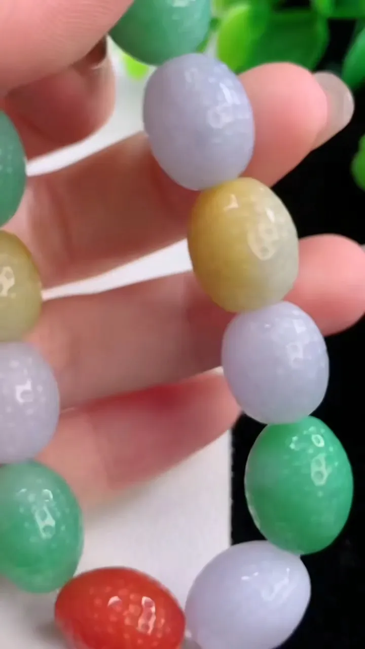 天然A货翡翠三彩路路通手串，尺寸13.6-12-13颗，重量:55.55g12月1日
工厂直销收藏佳品,种好水足，色泽均匀，有种有色，上手高大气！