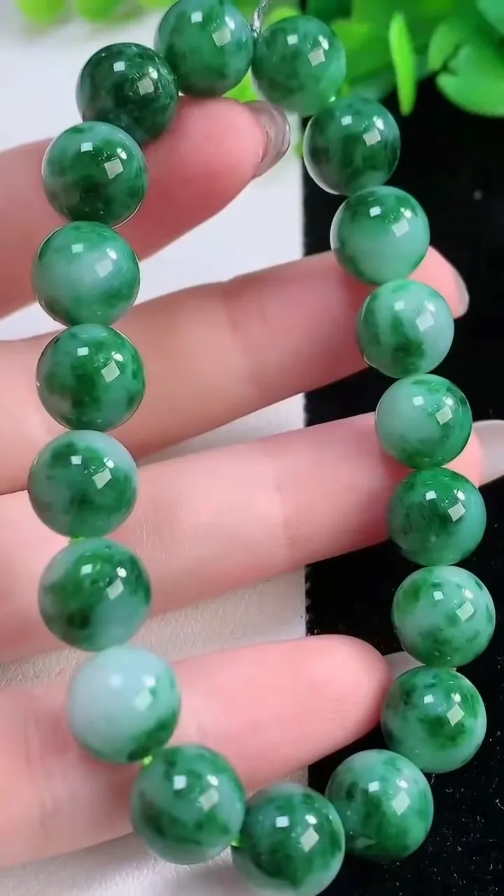 天然A货翡翠花圆珠手串19颗，尺寸9.8，重量:32.19g12月1日
工厂直销收藏佳品,种好水足，色泽均匀，有种有色，上手高大气！