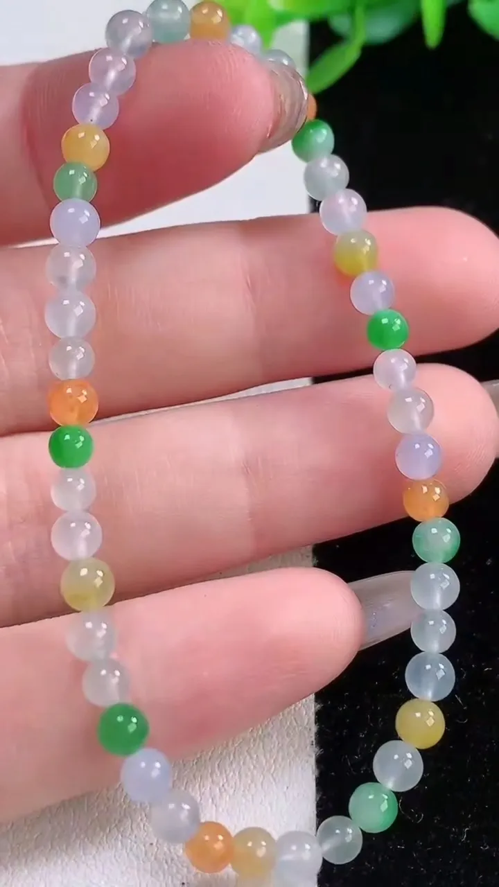 天然A货翡翠种三彩小米圆珠手串52颗，尺寸3.3，重量:3.90g12月1日
工厂直销收藏佳品,种好水足，色泽均匀，有种有色，上手高大气！
