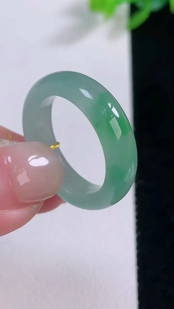 天然A货翡翠指环 戒指，尺寸18-5.6-3.3，重量:4.26g2025年12月1日
工厂直销收藏佳品,种好水足，色泽均匀，有种有色，上手高大气！