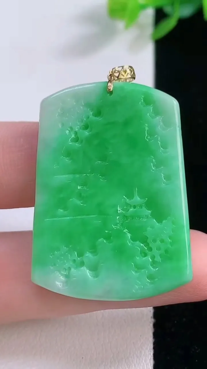 天然A货翡翠山水牌吊坠，尺寸37.6-26.6-4，重量:9.84g
12月1日