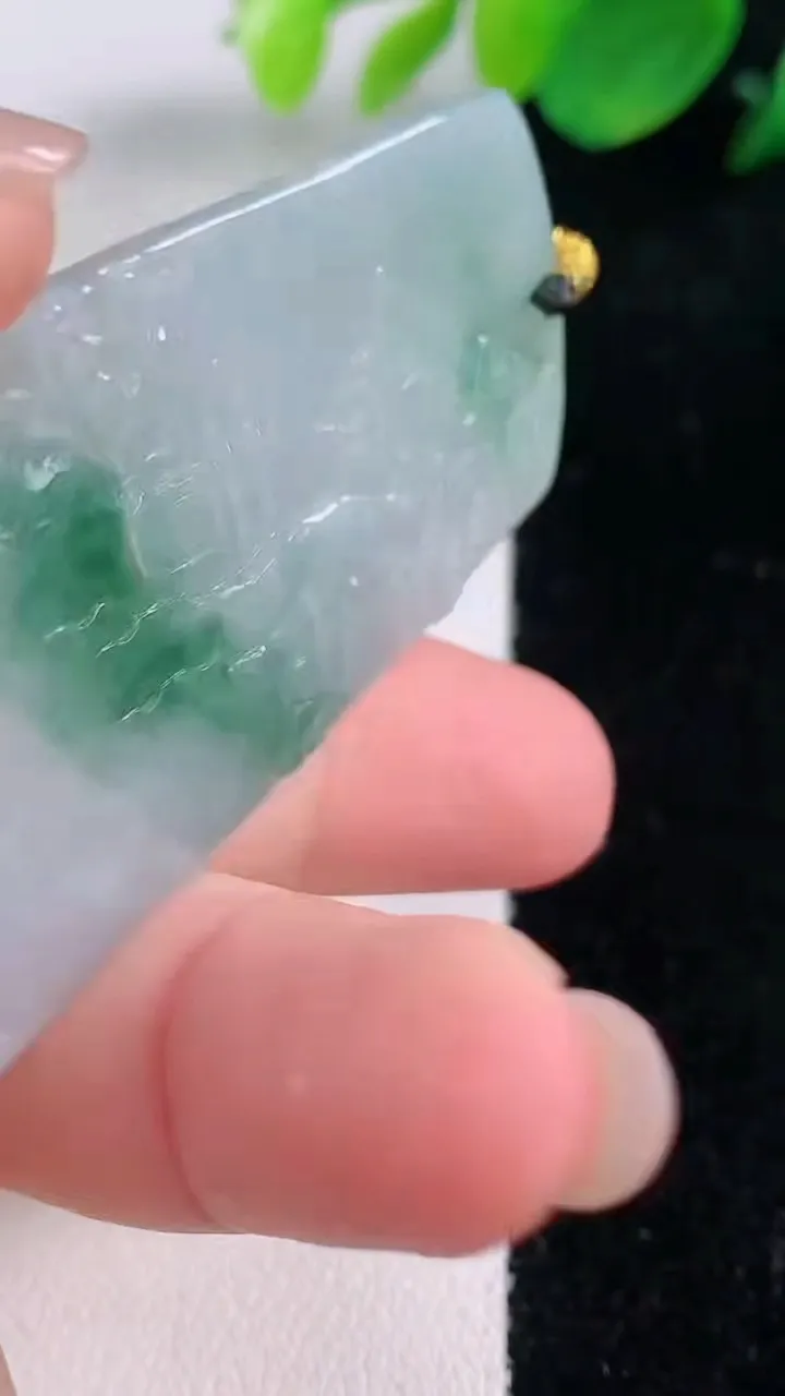 天然A货翡翠牌吊坠，尺寸61.7-33.2-6.2，重量:29.53g
12月1日