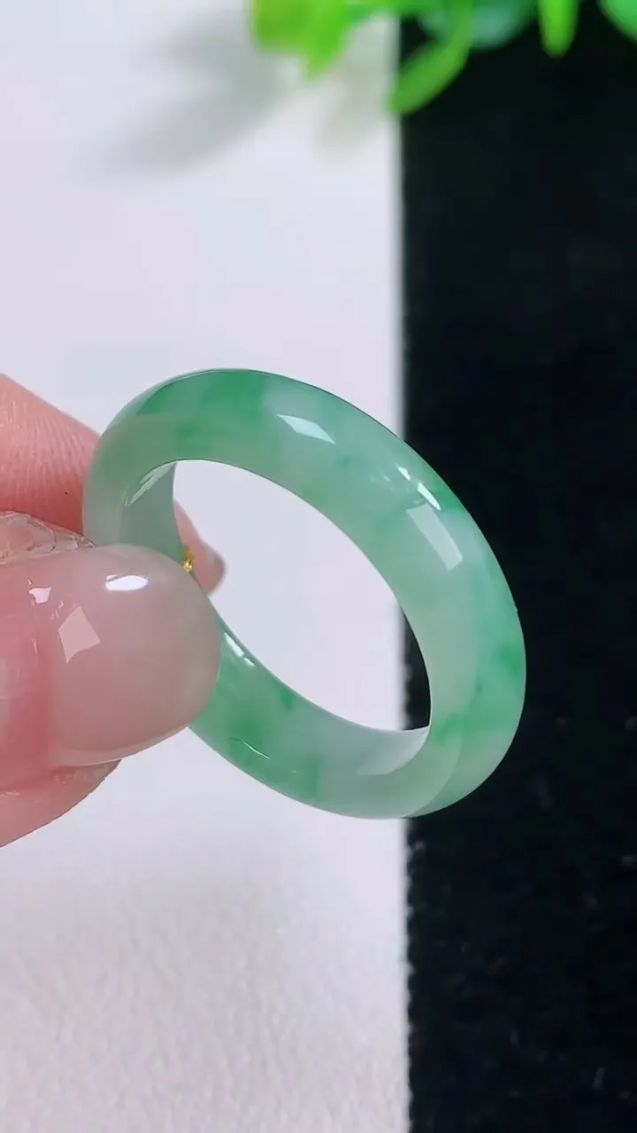 天然A货翡翠指环 戒指，尺寸19.6-5-2.7，重量:3.81g2025年12月1日
工厂直销收藏佳品,种好水足，色泽均匀，有种有色，上手高大气！
