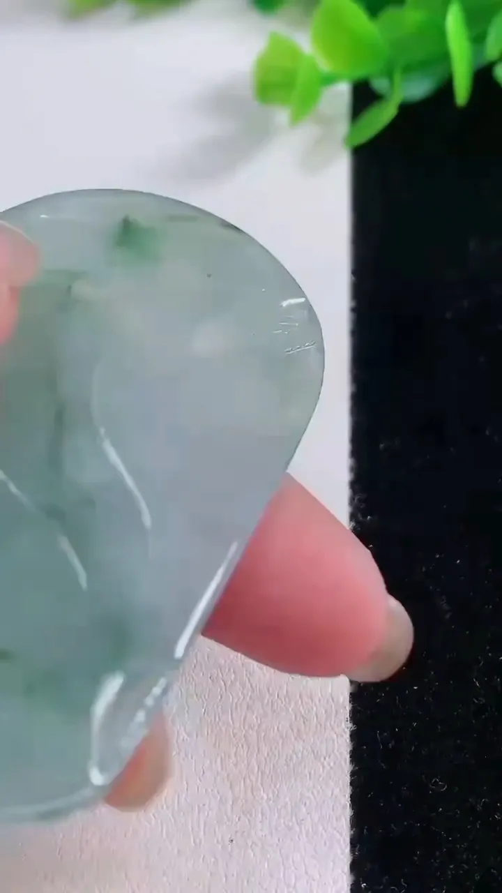 天然A货翡翠冰种飘花文殊菩萨吊坠，尺寸66-42.5-5，重量:30.59g
12月1日