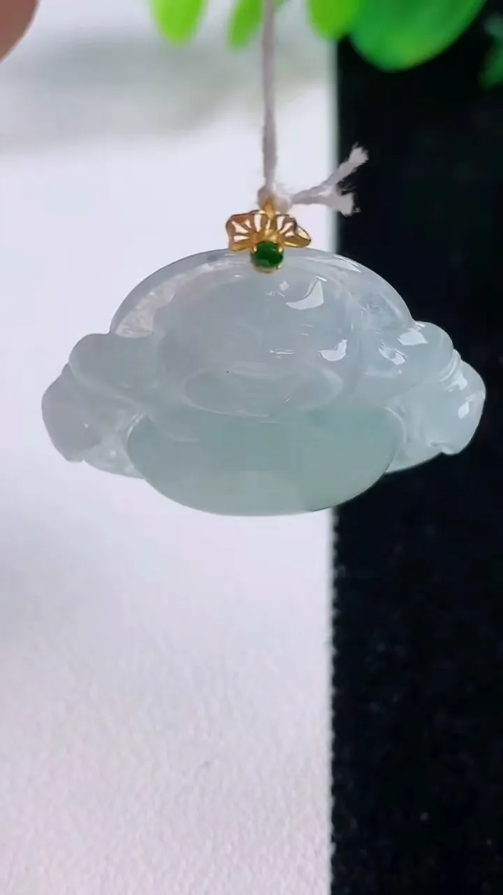 天然A货翡翠佛公吊坠，尺寸26.3-31.2-5.8，重量:6.89g
12月1日