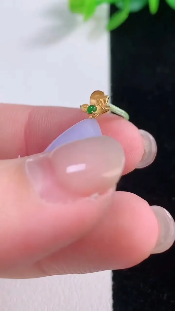 天然A货翡翠种紫罗兰水滴吊坠，尺寸19.8-14.6-9.5，重量:4.50g
12月1日