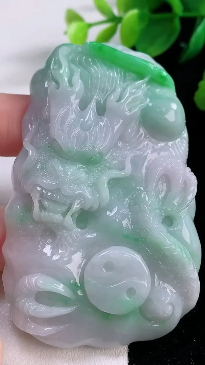 天然A货翡翠龙牌吊坠，尺寸76.3-46.7-11.3，重量:78.78g
12月1日