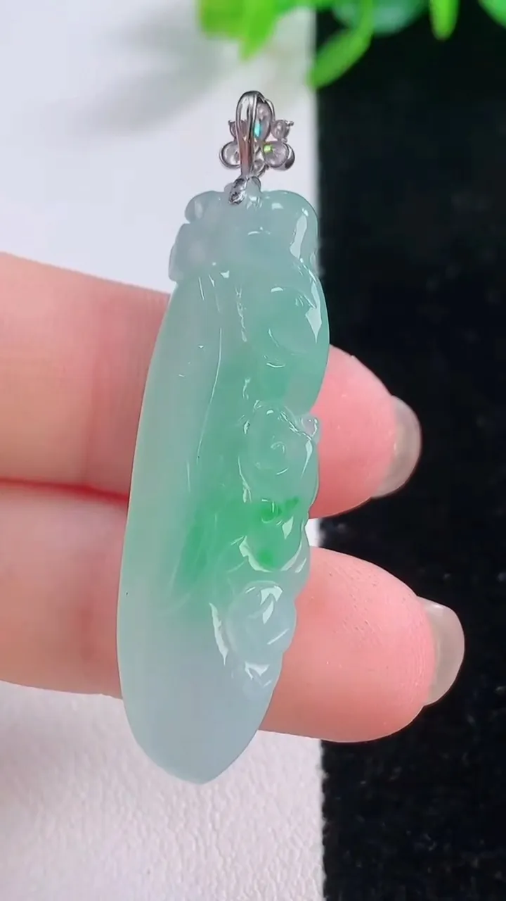 天然A货翡翠福瓜吊坠，尺寸39.6-12-6.3，重量:6.02g
12月1日