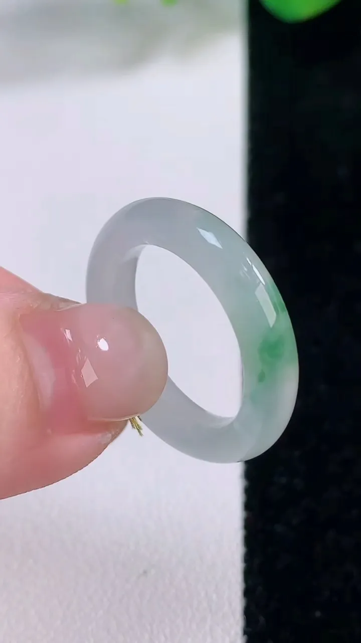 天然A货翡翠冰种飘花指环戒指，尺寸17.5-4.5-3.5，重量:3.47g2025年12月1日
工