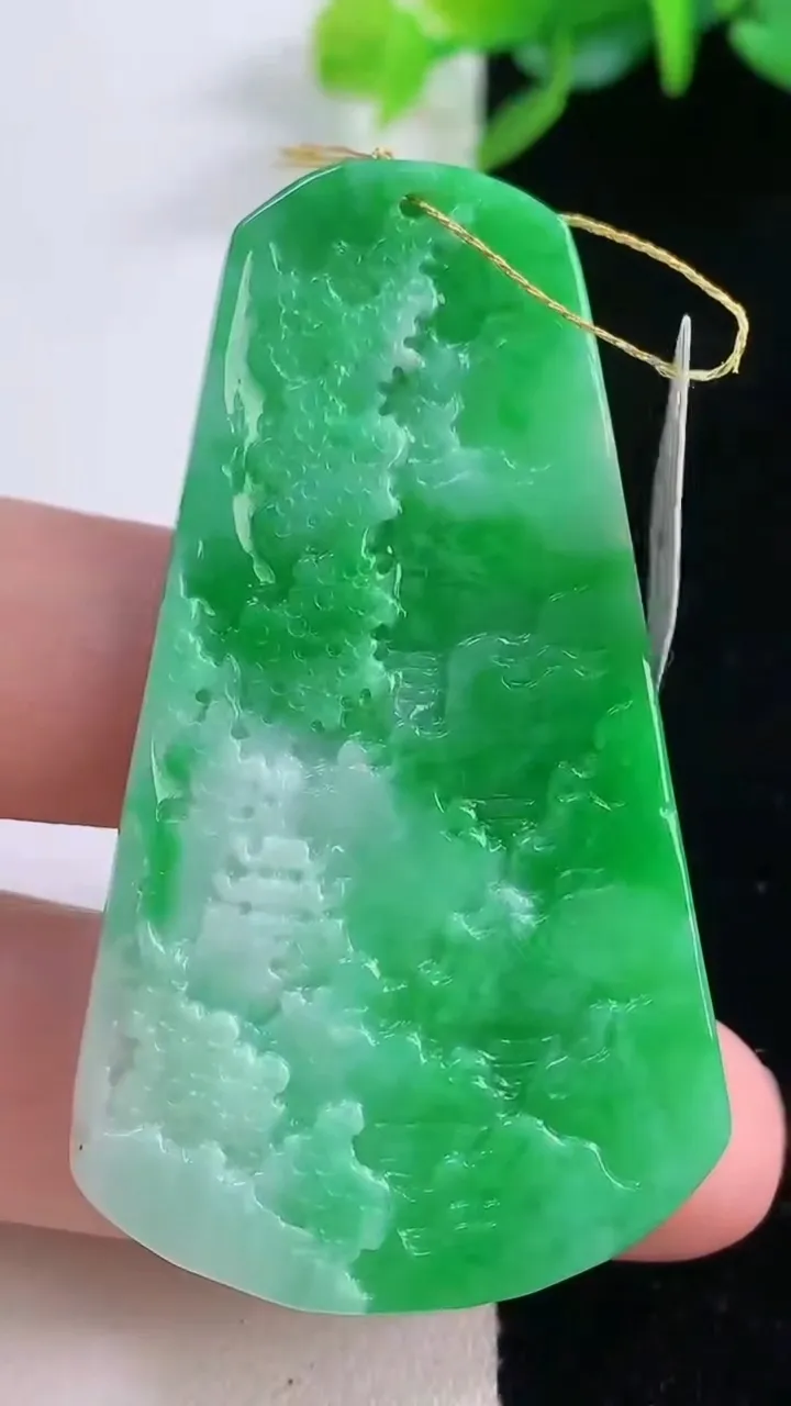 天然A货翡翠山水牌吊坠，尺寸54.6-31-4.7，重量:15.75g
12月1日